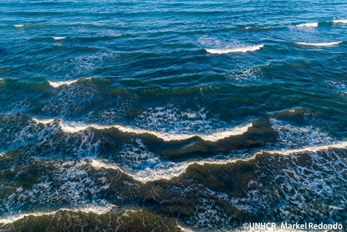 スペイン南部の地中海沿岸を波が包む © UNHCR/Markel Redondo