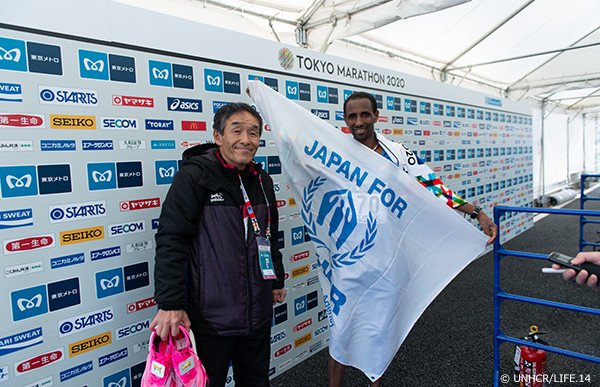 ヨナス・キンディ選手とコーチ