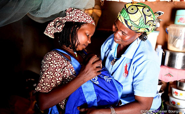 カンガルー・スカーフを使って子どもの世話をするアブサト