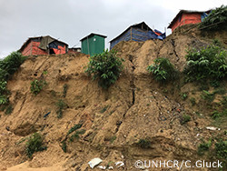 豪雨で崖崩れが起きそうになっているロヒンギャ難民居住地
