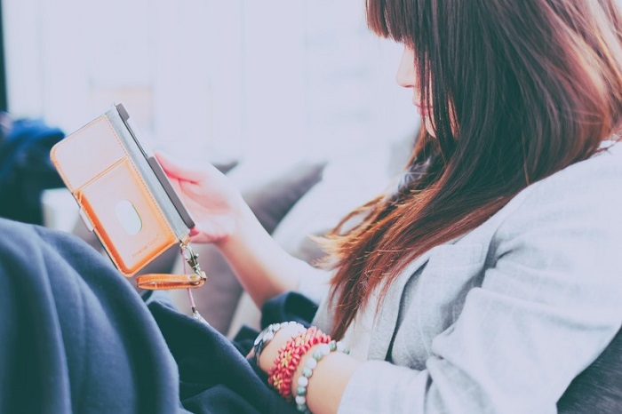 スマホをいじる女性