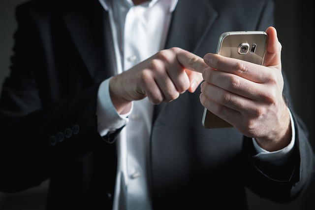 スマホをいじる男性