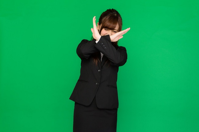バツ印を出す女性