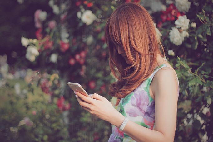 スマホを見ている女性