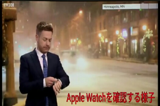 Apple Watchを確認する様子