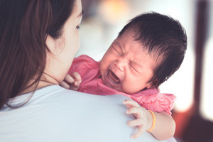 人見知りはいつからいつまで 赤ちゃんの接し方や原因 対策などまとめ カードローン審査相談所