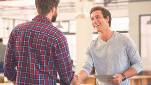 感服 の意味や目上の人への使い方とは 類語や 敬服 との違いを解説 カードローン審査相談所