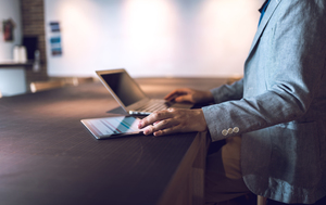 脱帽 の正しい意味とは 目上の人への使い方と言い換え表現を紹介 カードローン審査相談所