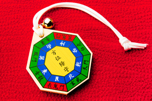 風水で玄関に鏡を置くときの位置は 金運など運気を上げるための注意点を紹介 カードローン審査相談所