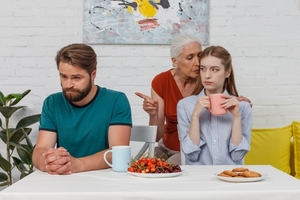 貶す の意味を紹介 類語や対義語 貶す意味を持つ熟語も 女性のライフスタイルに関する情報メディア
