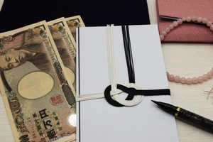 七回忌の香典のマナーを解説 書き方 金額相場 お供え 相手別 女性のライフスタイルに関する情報メディア