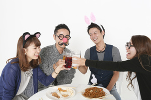 座ってできるゲームのおすすめ18選 宴会でも手軽にできて盛り上がる 女性のライフスタイルに関する情報メディア