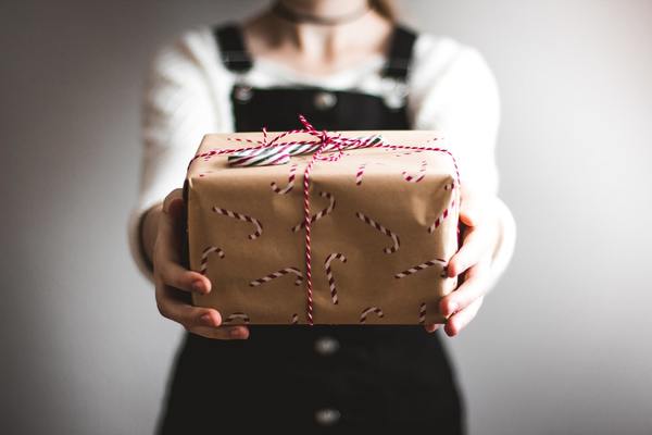 不倫相手におすすめのバレないプレゼント9選 渡す時の注意点も 女性のライフスタイルに関する情報メディア