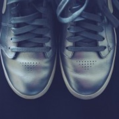 スーツに合うスニーカーを厳選 ビジネスカジュアル 運動靴の着こなし方 女性のライフスタイルに関する情報メディア スーツに合うスニーカーを厳選 ビジネスカジュアル 運動靴の着こなし方 女性のライフスタイルに関する情報メディア