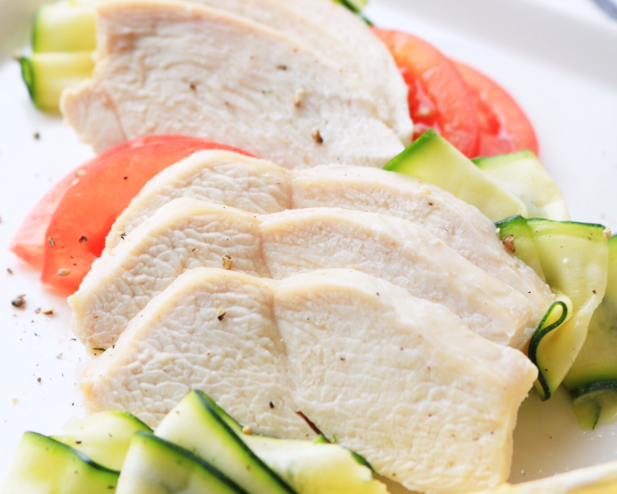 鶏胸肉のカロリーと栄養は?ダイエットにもおすすめの活用レシピあり! お食事ウェブマガジン「グルメノート」 鶏胸肉のカロリーと栄養は?ダイエットにもおすすめの活用レシピあり! お食事ウェブマガジン「グルメノート」
