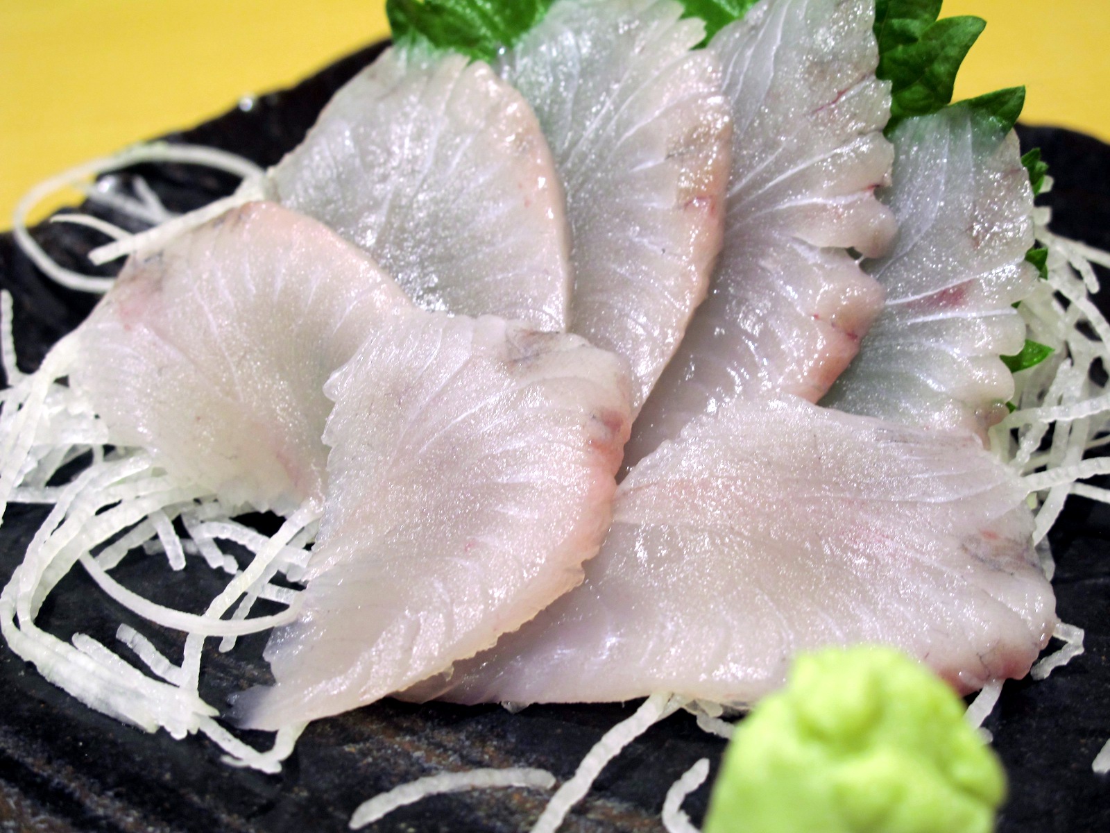 アイゴの食べ方と刺身のさばき方を解説!毒針の処理の仕方も! | お食事ウェブマガジン「グルメノート」