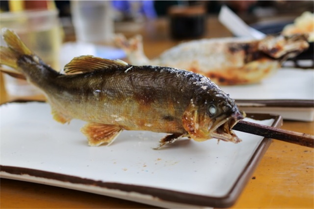 鮎の食べ方にマナーがある？塩焼きをきれいに食べる方法とは！ お食事ウェブマガジン「グルメノート」