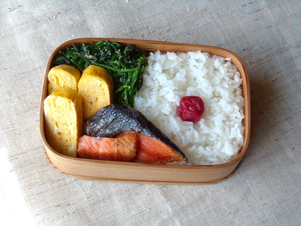 鮭を使った弁当のおかずレシピ集!定番『鮭弁』の詰め方も紹介 | お食事ウェブマガジン「グルメノート」