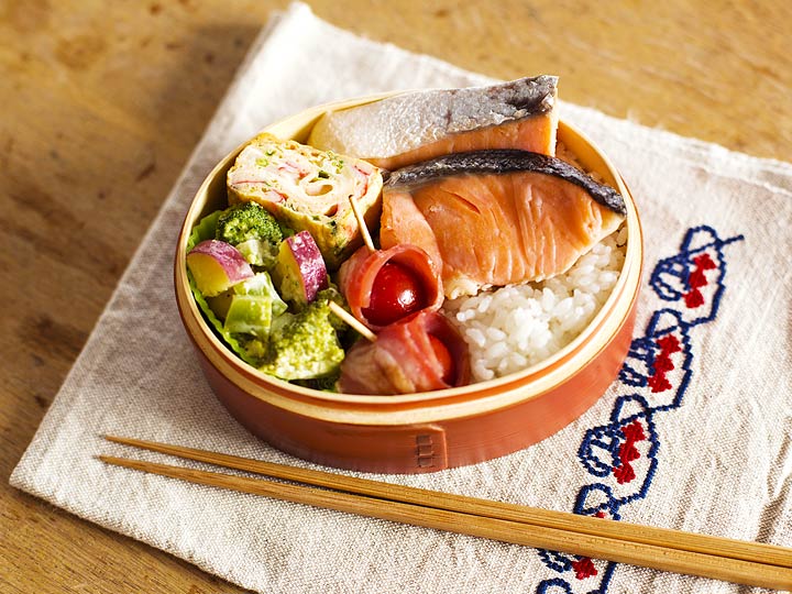 鮭を使った弁当のおかずレシピ集!定番『鮭弁』の詰め方も紹介 | お食事ウェブマガジン「グルメノート」
