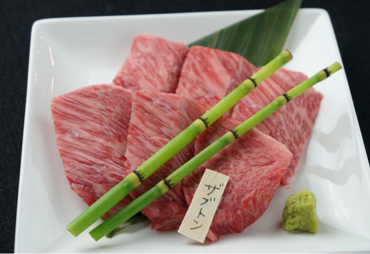 ザブトンの部位はどこ?味の特徴や名前の由来・美味しい焼き方を紹介 | お食事ウェブマガジン「グルメノート」