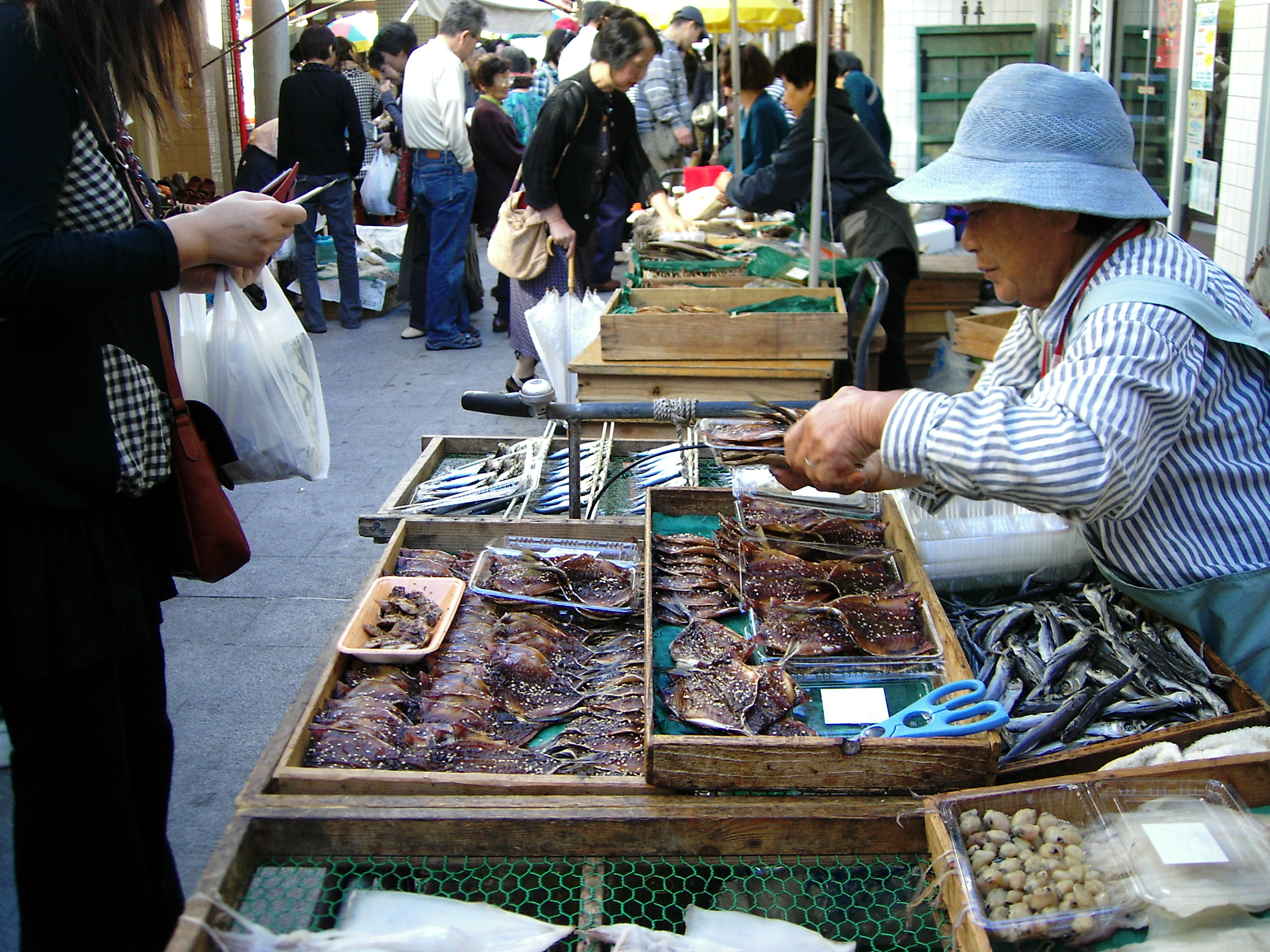 日本三大朝市はどこ?勝浦・輪島・呼子だけじゃない有名朝市を紹介 お食事ウェブマガジン「グルメノート」 日本三大朝市はどこ?勝浦・輪島・呼子だけじゃない有名朝市を紹介 お食事ウェブマガジン「グルメノート」