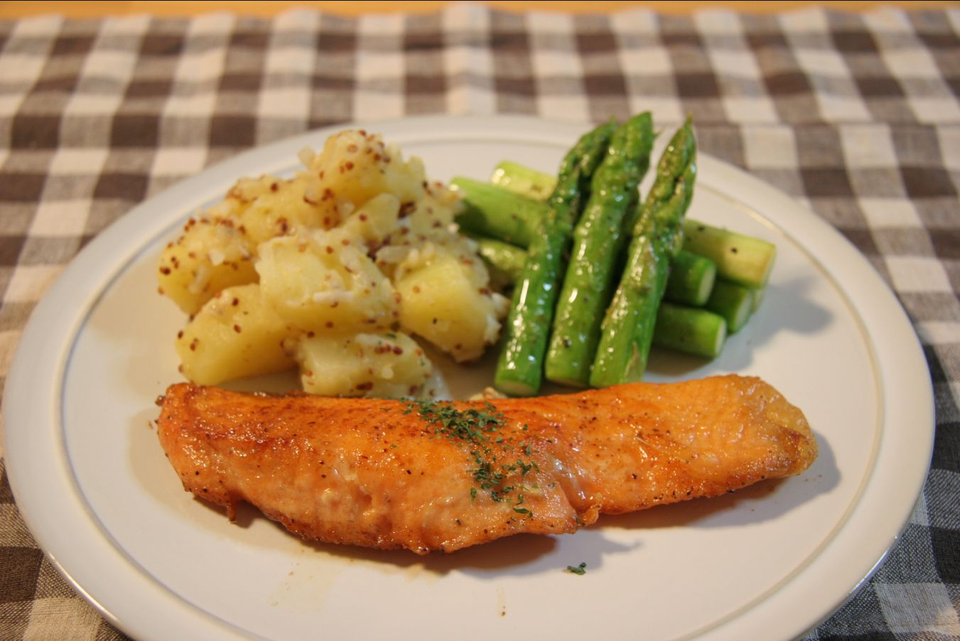 白鮭とは紅鮭・銀鮭と違う?栄養とカロリーや食べ方など解説! | お食事ウェブマガジン「グルメノート」