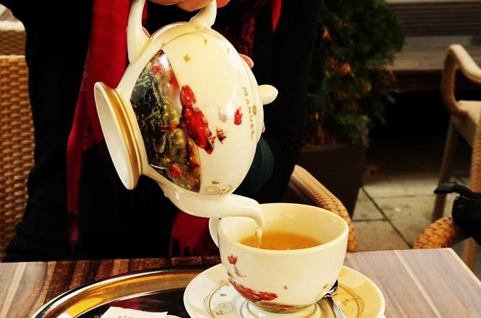 ソーサーの使い方とマナーを解説！コーヒー・紅茶を飲むときは持つの？ お食事ウェブマガジン「グルメノート」