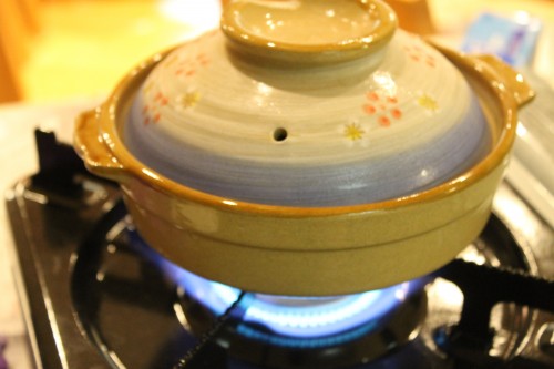 土鍋の焦げの落とし方！重曹・酢でごはんの焦げや外側が簡単キレイ お食事ウェブマガジン「グルメノート」