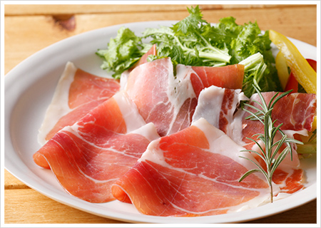 生ハムの食べ方とマナーは?おすすめの簡単おつまみも紹介! | お食事ウェブマガジン「グルメノート」