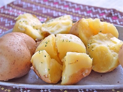 じゃがいもの茹で方と茹で時間は？レンジで簡単な時短法も紹介！ | お食事ウェブマガジン「グルメノート」
