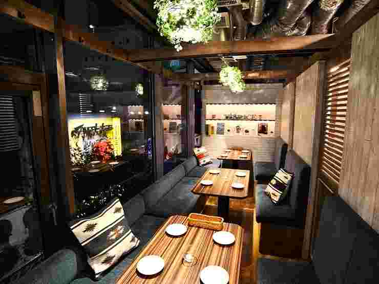 ラクレットチーズのお店　店内　新宿テラス