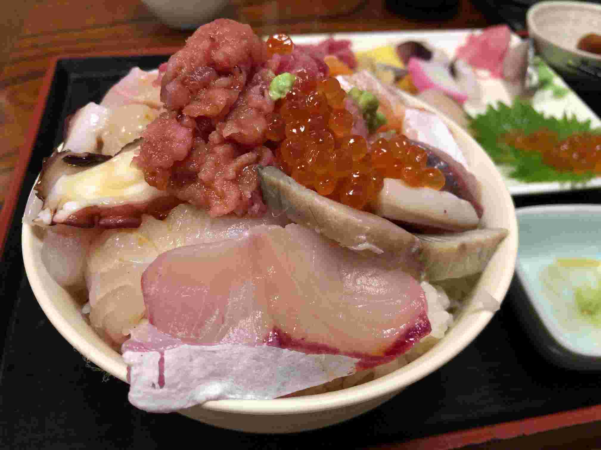 山盛りの海鮮丼