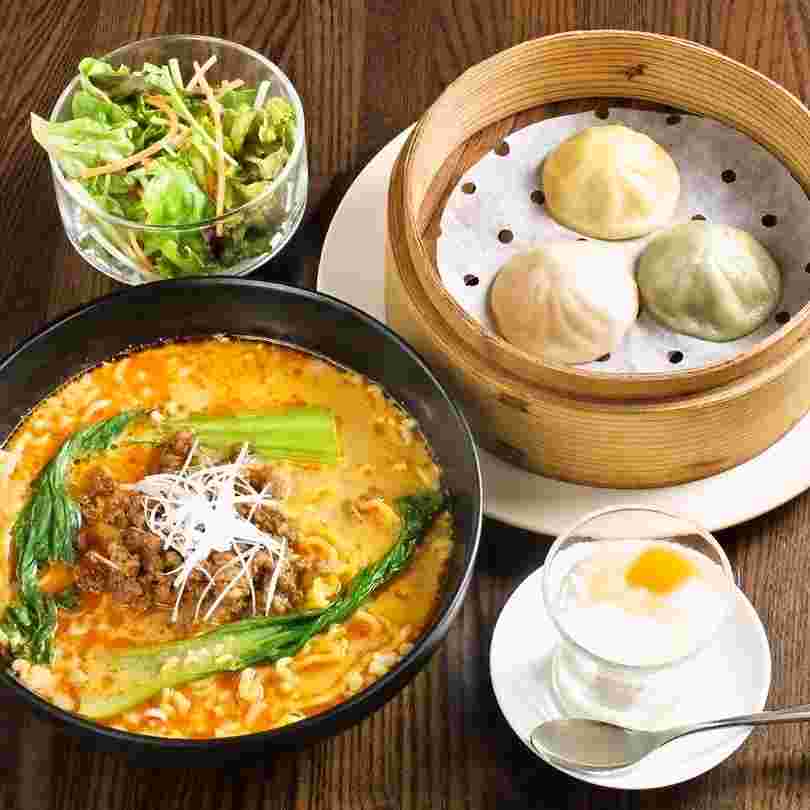 小籠包と麺のランチセット