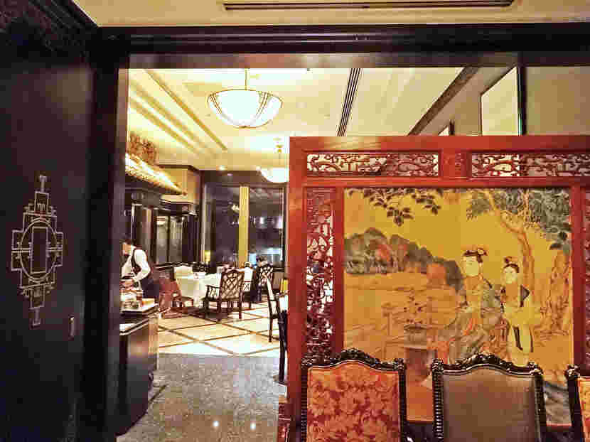 高級中華料理店のエントランスから店内