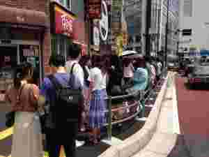 牛カツもと村新宿店の行列