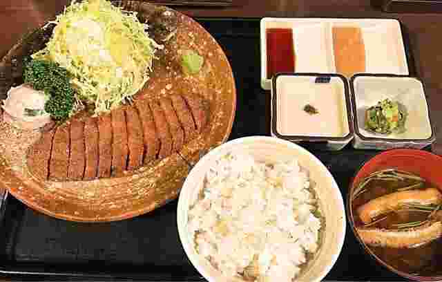 牛かつ・麦飯・とろろ定食の写真