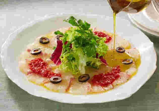 中央に野菜、周りに鯛の刺身のカルパッチョ