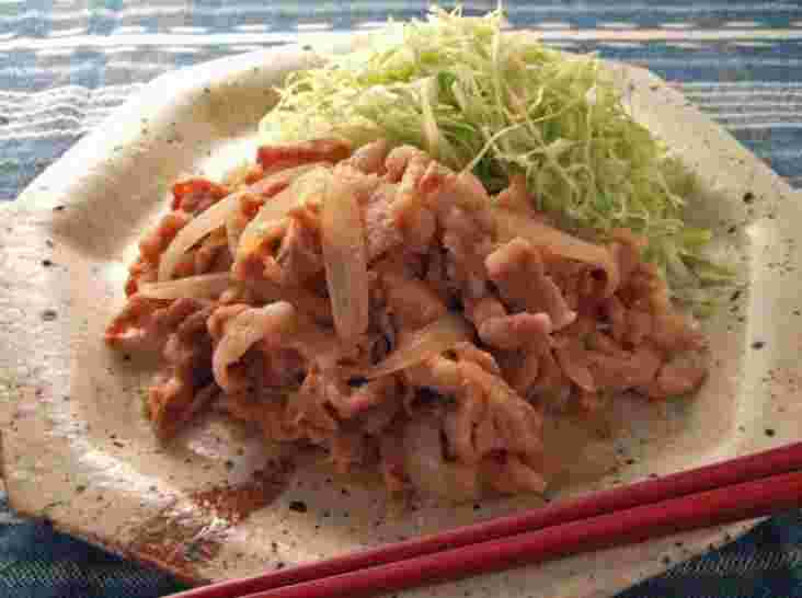 豚肉と玉ねぎのしょうが炒め、千切りキャベツ添え
