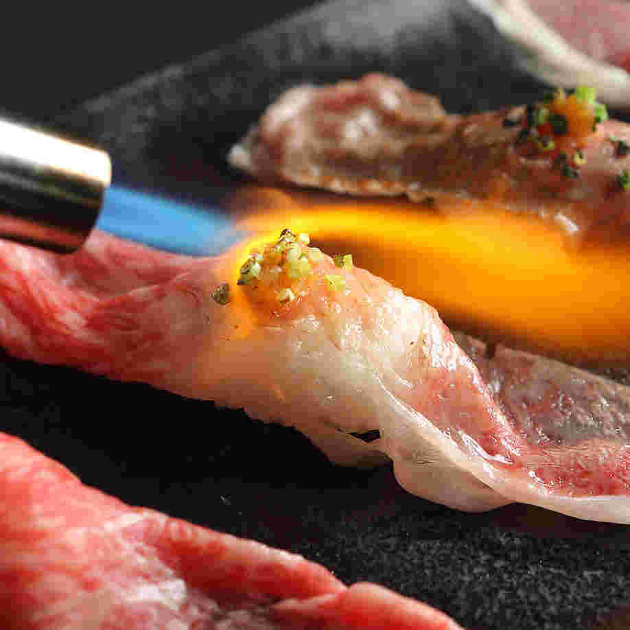 炙られている肉寿司