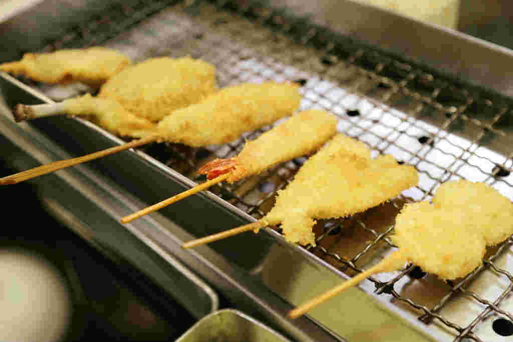 揚げ置きスタイルの串揚げ