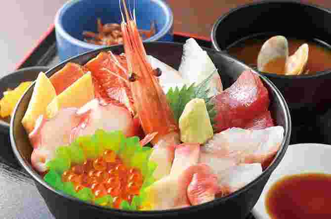 豪華な海鮮丼