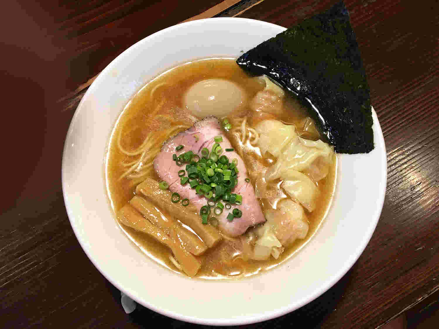 海老わんたん麺醤油味・味玉入り