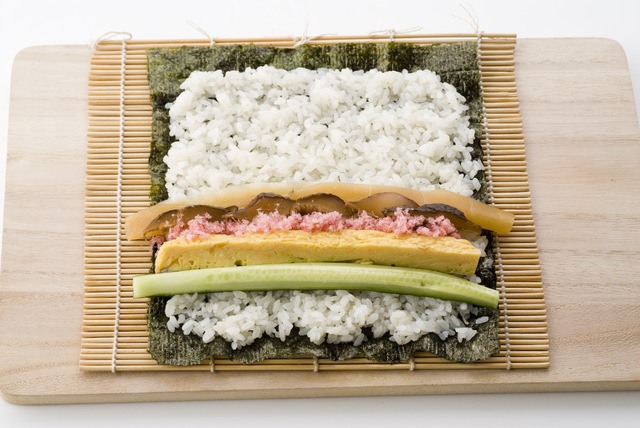 巻き寿司の作り方・レシピ!巻き方や切り方に保存方法も紹介! | お食事ウェブマガジン「グルメノート」