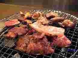 298（にくや）の肉を焼いている風景