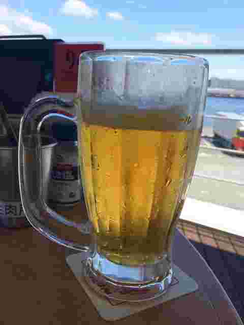 よく冷えたビールと海と空