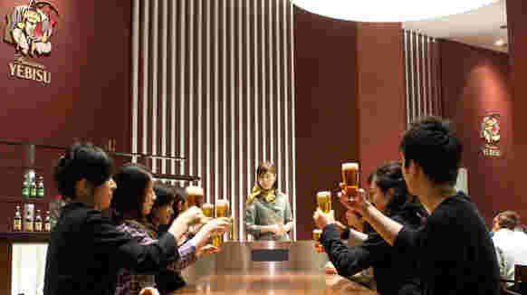 エビスビールを手に持ち眺める人たち