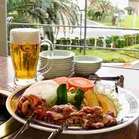 テーブルに並ぶサッポロビールとジンギスカン