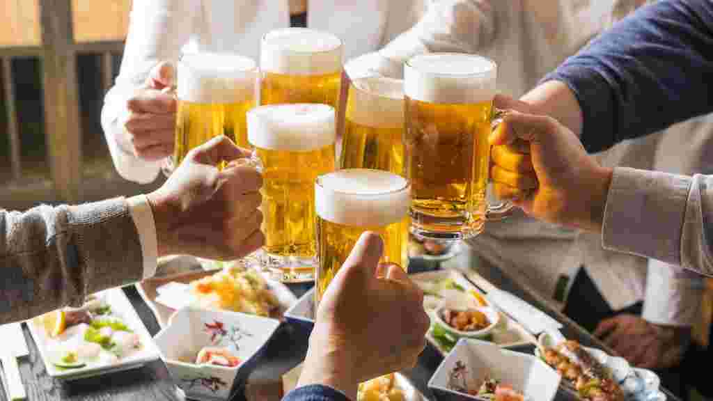 ビールジョッキで乾杯する人たち
