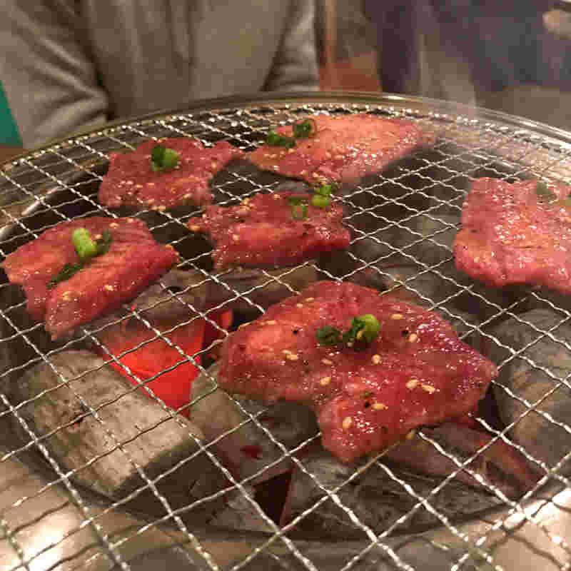 炭火で焼いている様子