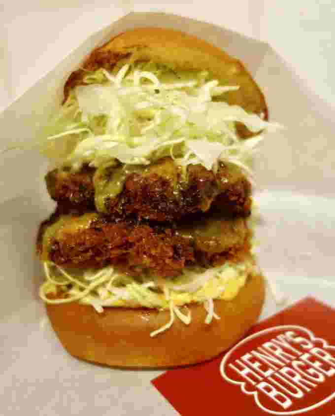 大きなメンチカツバーガー